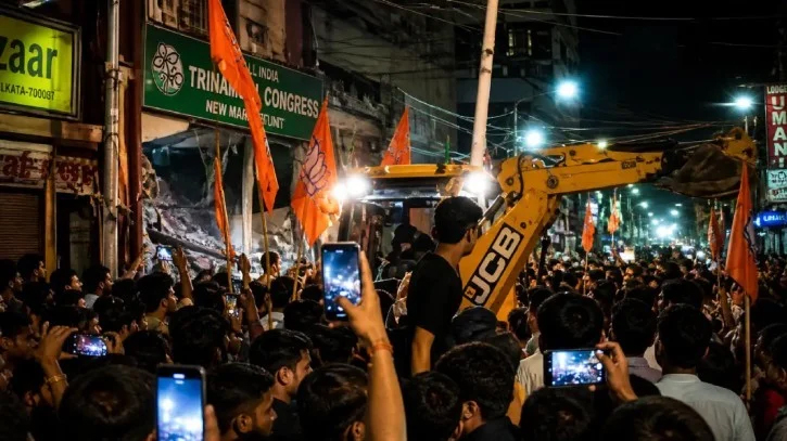 বিজেপির জয়ের পরদিনই কলকাতা নিউমার্কেটে গুঁড়িয়ে দেওয়া হলো বেশকিছু দোকান!